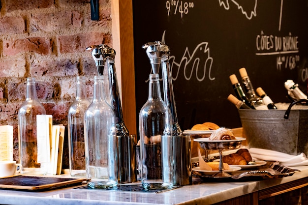 Primer plano de comida y botellas en la mesa de una cafetería