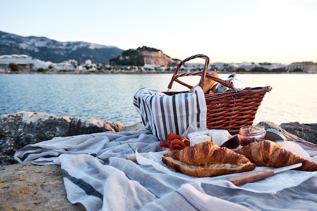 Primer plano de la comida en la canasta por lago