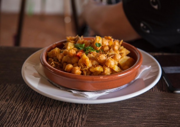 Foto primer plano de la comida en el cuenco en la mesa