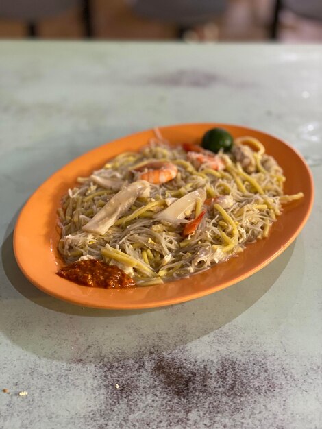 Primer plano de la comida en el cuenco en la mesa