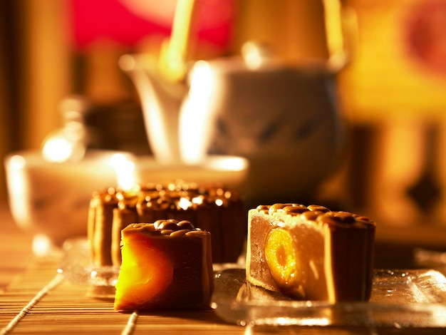 Foto primer plano de comida dulce con té en la mesa