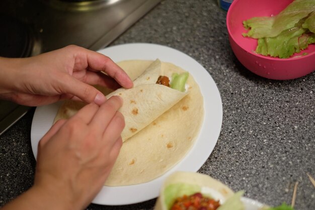 Foto primer plano de la comida en la mano