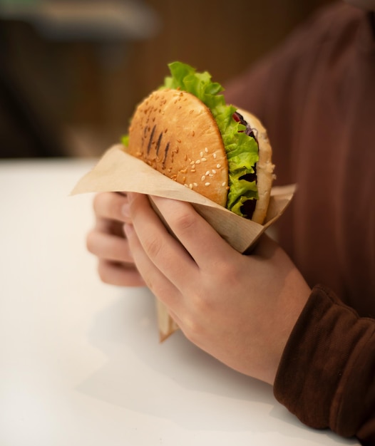 Primer plano de la comida en la mano