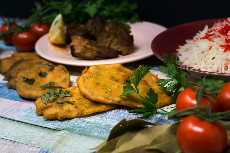 Foto primer plano de la comida en la mesa contra un fondo negro