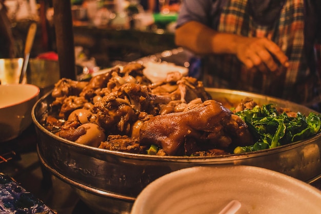 Primer plano de la comida en la mesa en un restaurante