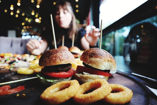 Foto primer plano de la comida en la mesa en un restaurante