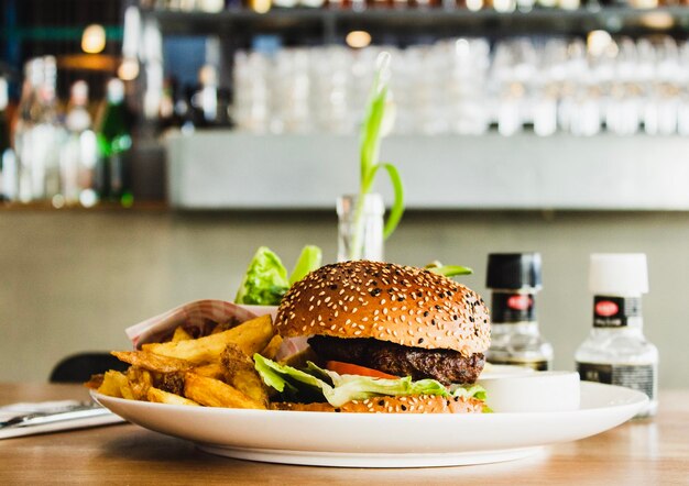 Foto primer plano de la comida en la mesa en un restaurante