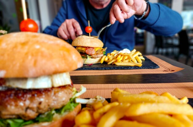 Primer plano de la comida en la mesa