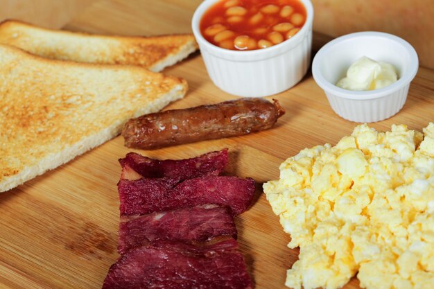 Primer plano de la comida en la mesa