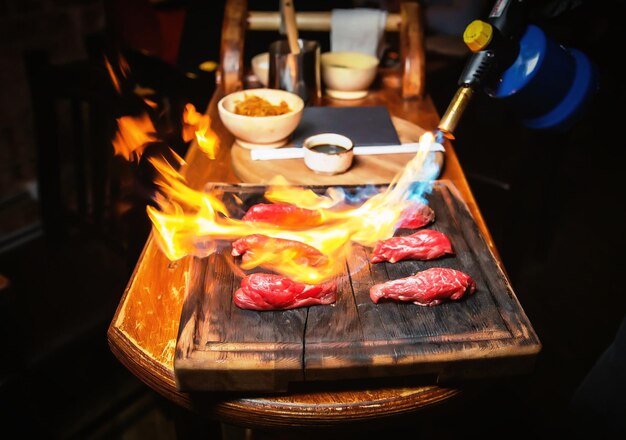 Primer plano de la comida en la parrilla de la barbacoa