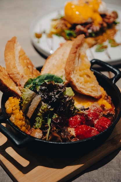 Primer plano de la comida en el plato sobre la mesa