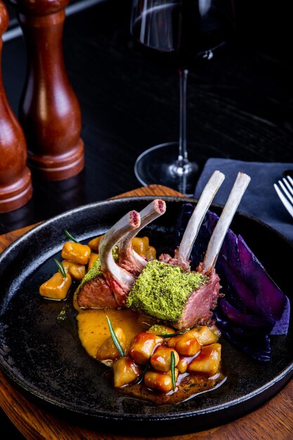 Foto primer plano de la comida en el plato sobre la mesa