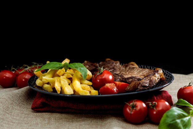 Foto primer plano de la comida en el plato sobre la mesa