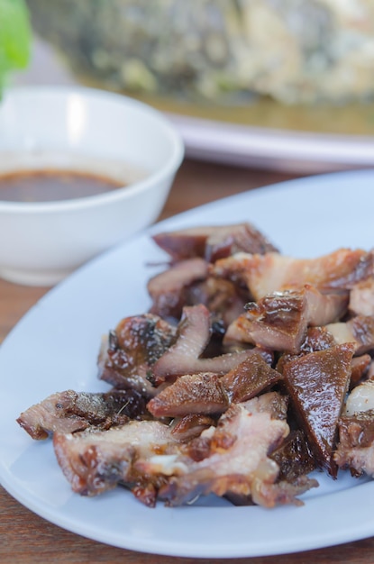 Primer plano de la comida en el plato sobre la mesa