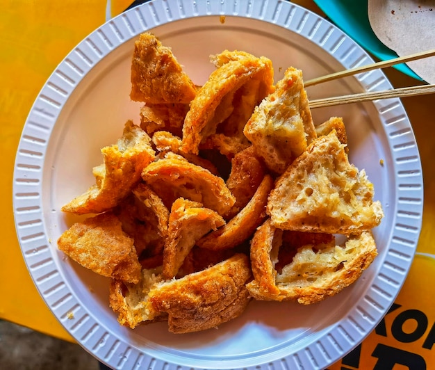 Foto primer plano de la comida en el plato sobre la mesa