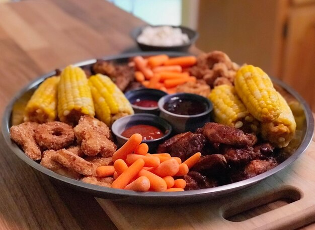 Foto primer plano de la comida en el plato sobre la mesa