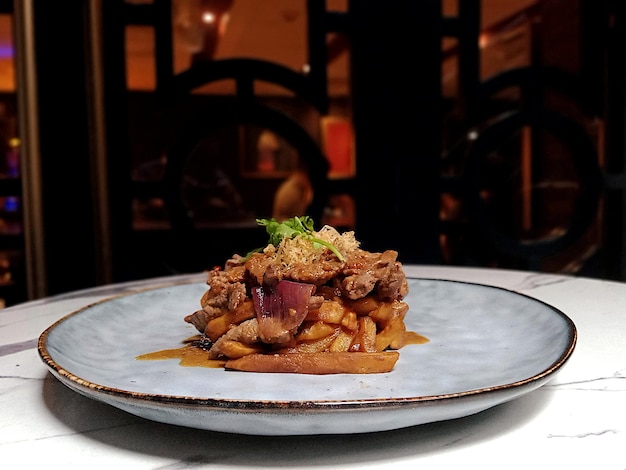 Foto primer plano de la comida en el plato sobre la mesa