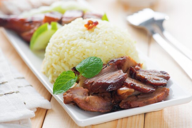 Foto primer plano de la comida en el plato sobre la mesa