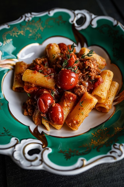 Primer plano de la comida en el plato sobre la mesa