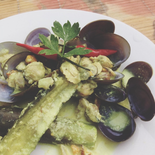 Primer plano de la comida en el plato