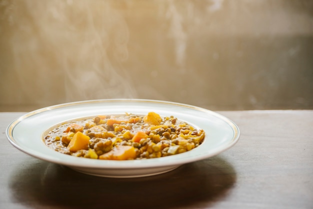 Foto primer plano de comida sabrosa caliente en placa