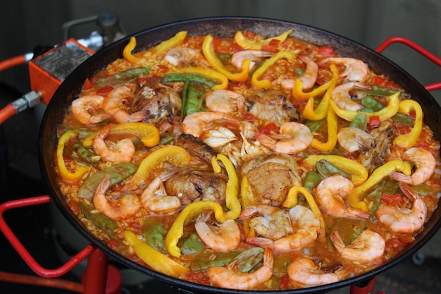 Foto primer plano de la comida en la sartén