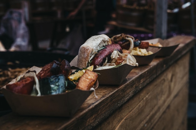 Foto primer plano de la comida servida en cuencos en una mesa de madera