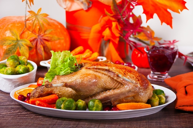 Foto primer plano de la comida servida en la mesa