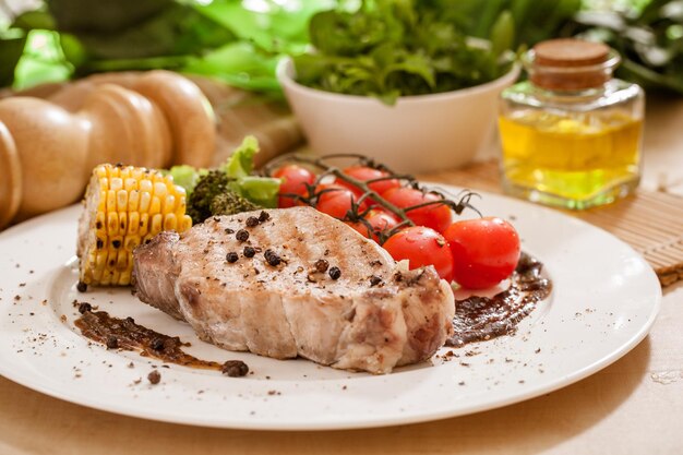 Foto primer plano de la comida servida en la mesa