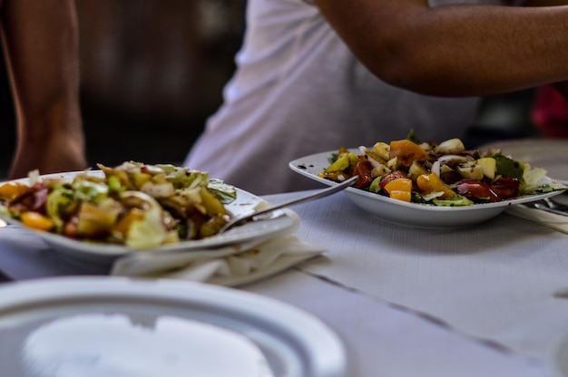 Primer plano de la comida servida en la mesa