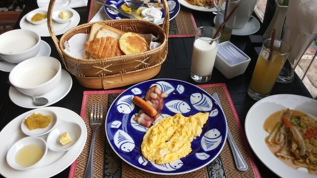 Foto un primer plano de la comida servida en la mesa.