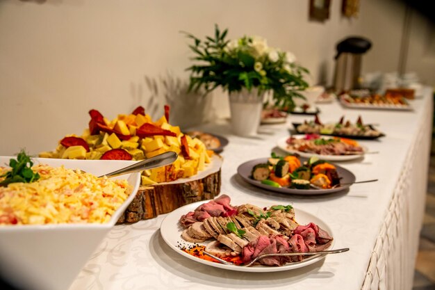 Foto primer plano de la comida servida en la mesa