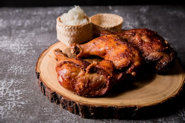 Primer plano de la comida servida en la mesa