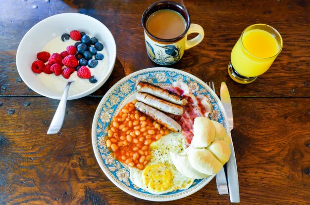 Foto primer plano de la comida servida en la mesa