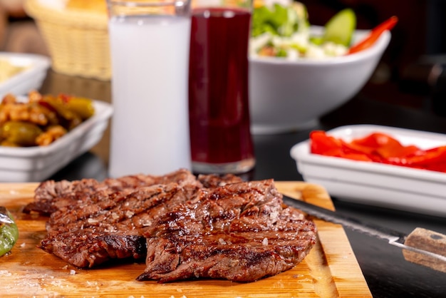 Foto primer plano de la comida servida en la mesa