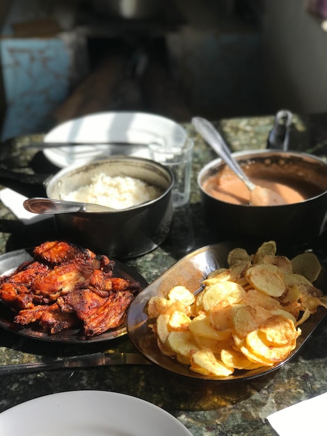 Foto primer plano de la comida servida en la mesa