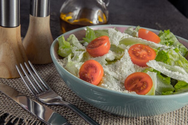 Foto primer plano de la comida servida en la mesa