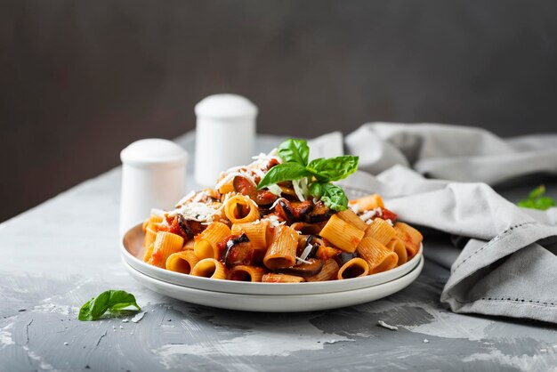 Foto primer plano de la comida servida en la mesa