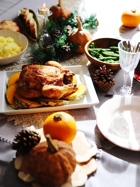 Primer plano de la comida servida en la mesa