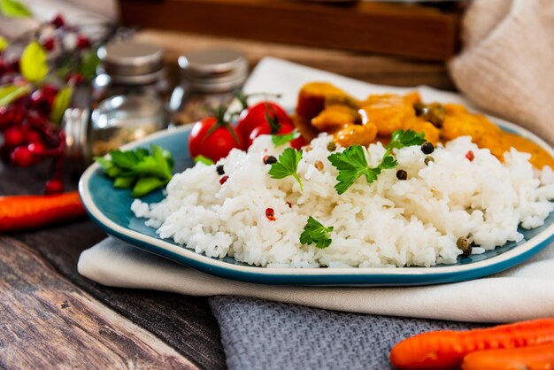 Foto primer plano de la comida servida en la mesa