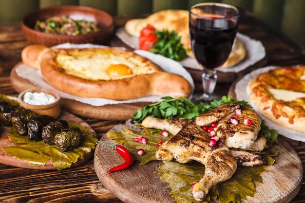 Foto primer plano de la comida servida en la mesa