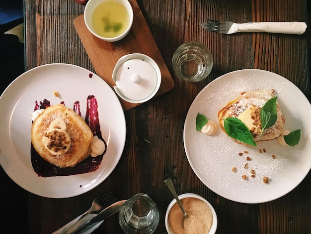 Primer plano de la comida servida en la mesa