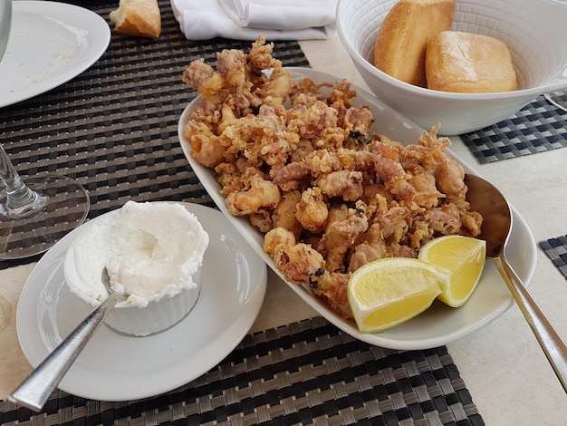 Foto primer plano de la comida servida en la mesa