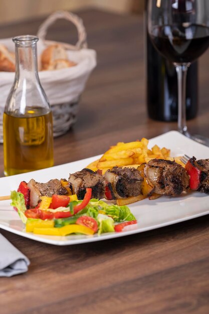 Foto primer plano de la comida servida en la mesa