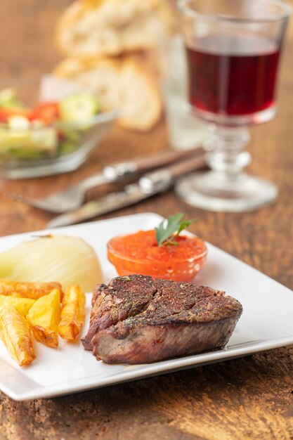 Foto primer plano de una comida servida en un plato sobre la mesa