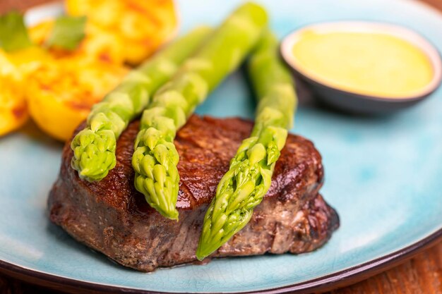 Foto primer plano de la comida servida en el plato