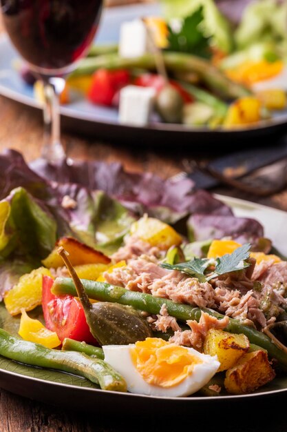 Foto primer plano de la comida servida en el plato