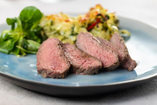 Foto primer plano de la comida servida en el plato