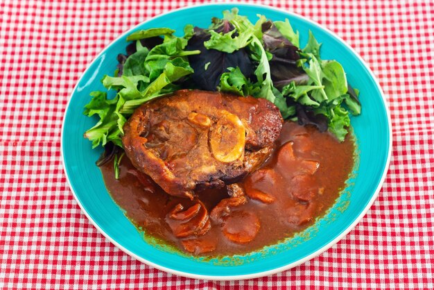 Foto primer plano de la comida servida en el plato