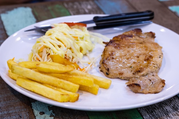 Foto primer plano de la comida servida en el plato